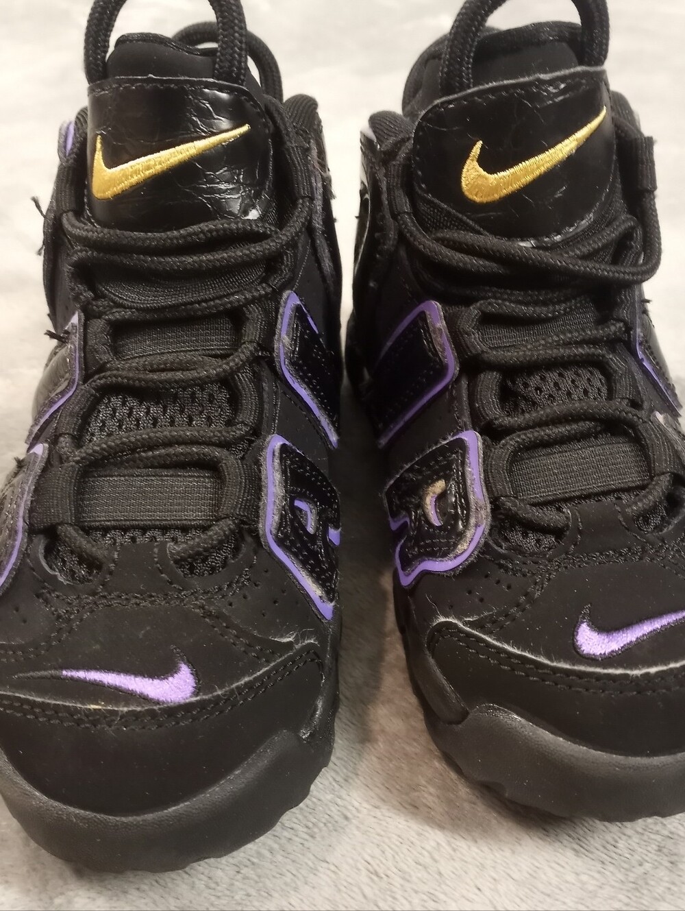 Nike Air kids More Uptempo sneakers in black with purple accents, size US 11C - Picture 4 of 9